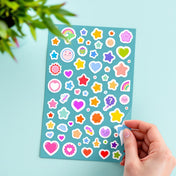 Stickerbogen, ein Sticker wird abgezogen